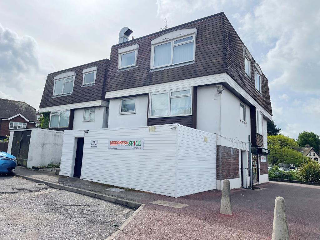 Lot: 44 - FREEHOLD MIXED USE INVESTMENT - rear view of Havant House from parking area
